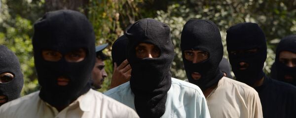 Боевики ИГ (террористическая организация, запрещена в РФ) и движения Талибан в полицейском отделении в Афганистане - Sputnik Тоҷикистон