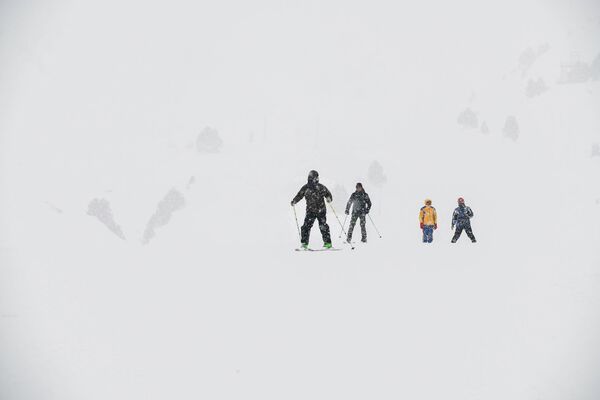Есть в комплексе и опытные тренеры, которые обучают спускаться на горных лыжах всех желающих. - Sputnik Таджикистан