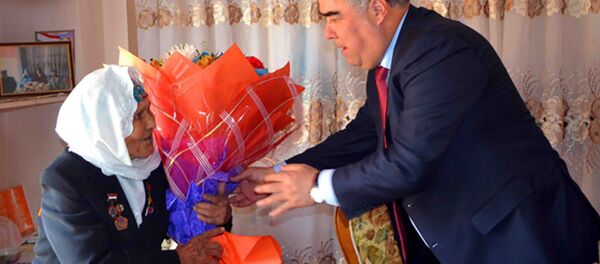 Глава Согдийской области в канун праздника Дня Матери посетил героя труда Хамроххон Тахирова - Sputnik Тоҷикистон