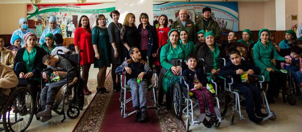 Российские военнослужащие в Таджикистане навестили дом для детей инвалидов - Sputnik Тоҷикистон