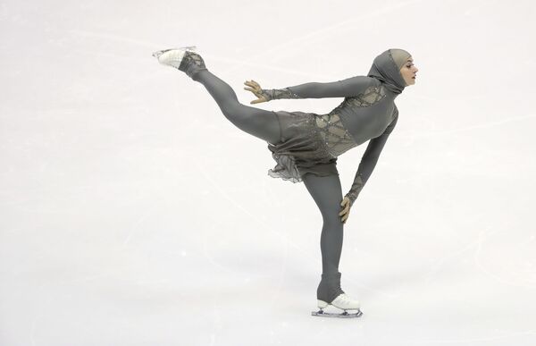 Спортсменка из ОАЭ Захра Лари на соревнованиях по фигурному катанию Зимних Азиатских игр в Саппоро - Sputnik Таджикистан