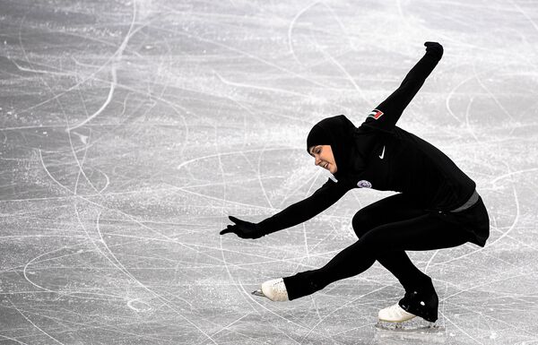 Спортсменка из ОАЭ Захра Лари на тренировке соревнований по фигурному катанию на XXIX Всемирной зимней Универсиаде 2019 - Sputnik Таджикистан