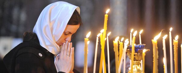 Девушка молится в церкви, архивное фото - Sputnik Таджикистан