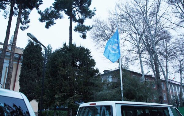 В офисе ООН в Душанбе приспущен флаг в знак скорби по погибшим в результате крушения самолёта в Эфиопии - Sputnik Тоҷикистон