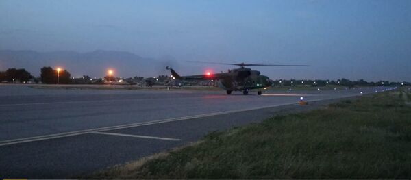 В Таджикистане российские военные летчики совершили ночные полеты в сложных погодных условиях в горных районах страны - Sputnik Таджикистан