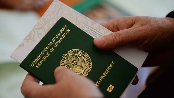 Паспорт и бланк в руках избирателя - Sputnik Таджикистан