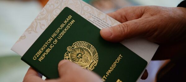 Паспорт и бланк в руках избирателя - Sputnik Тоҷикистон
