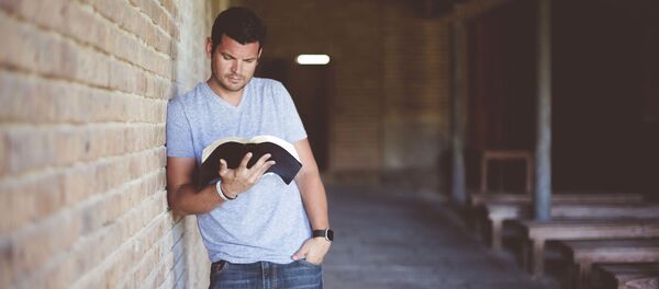 Мужчина читает книгу - Sputnik Тоҷикистон