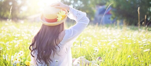 Девушка отдыхает на природе Девушка отдыхает на природе - Sputnik Таджикистан