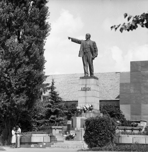 Влюбленные на свидании у памятника Ленину в городе Белая Церковь, Украинская ССР, 1983 год - Sputnik Таджикистан