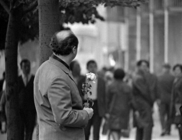 Мужчина с розой на центральной улице Одессы, Украинская ССР. 1970 год - Sputnik Тоҷикистон