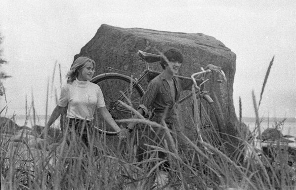 Молодые люди во время прогулки, 1972 год - Sputnik Тоҷикистон