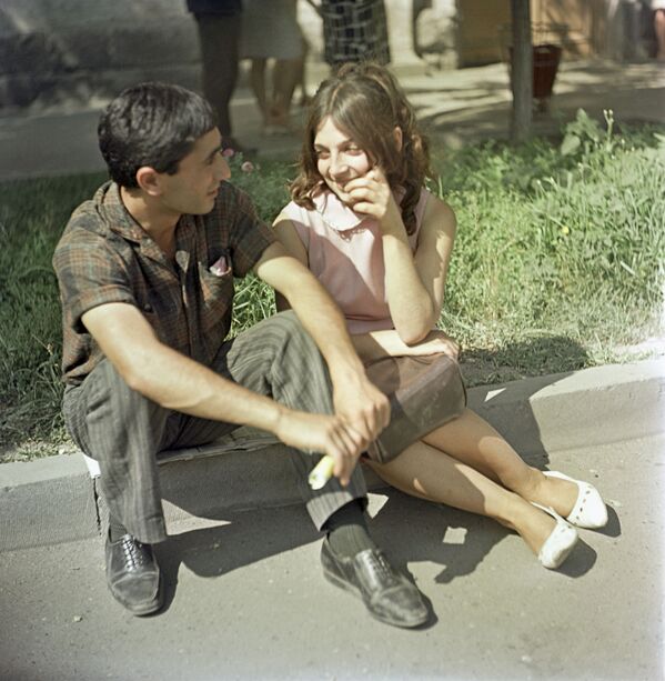Молодые люди во время прогулки, Армянская ССР. 1969 год - Sputnik Таджикистан