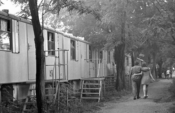 Молодая пара идет поселку стрителей газопровода Оренбург, 1976 год - Sputnik Тоҷикистон