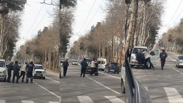 Задержание водителя который оскорбил сотрудника  БДА в Душанбе - Sputnik Тоҷикистон