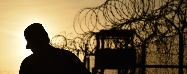 Cолдат, идущий рядом с забором с колючей проволокой Cолдат, идущий рядом с забором с колючей проволокой - Sputnik Таджикистан