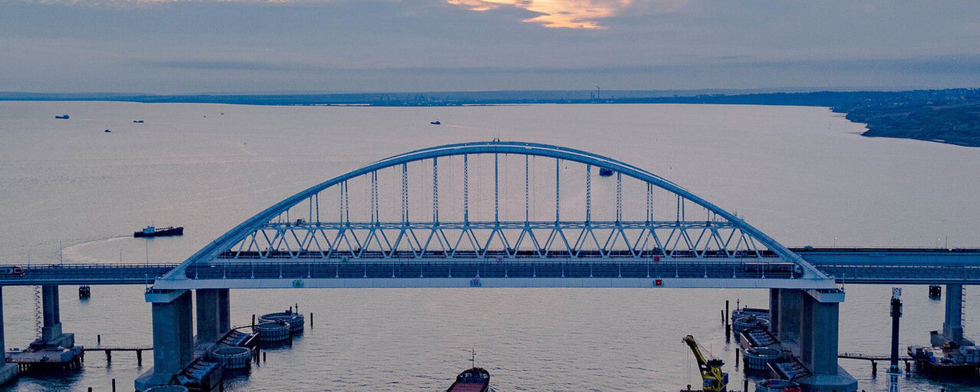 Крымский мост через Керченский пролив - Sputnik Таджикистан, 1920, 22.02.2021