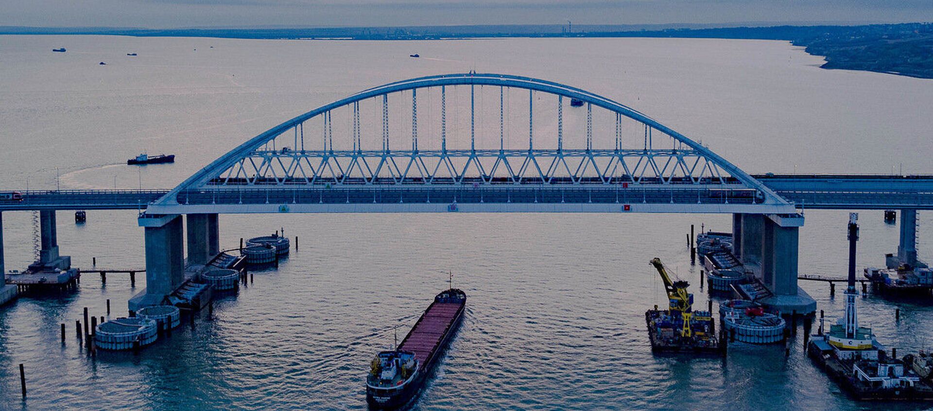 Крымский мост через Керченский пролив - Sputnik Таджикистан, 1920, 22.02.2021