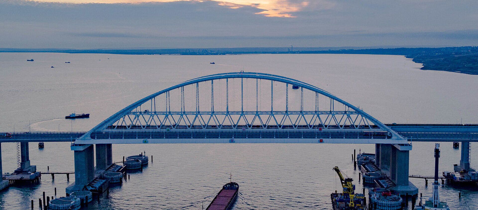Крымский мост через Керченский пролив - Sputnik Таджикистан, 1920, 31.01.2021
