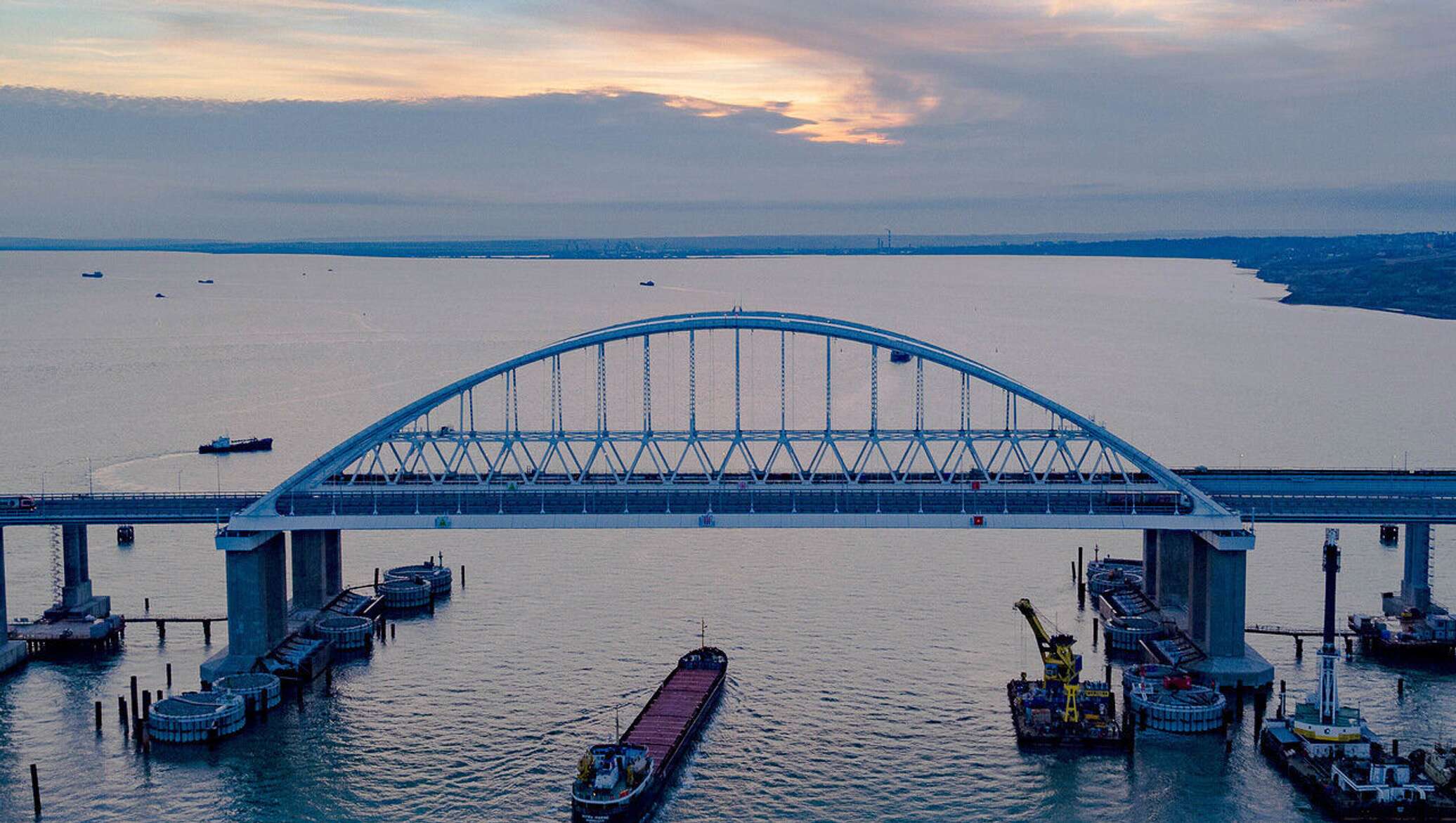 Снова стал полуостровом. Завершена укладка рельсов на Крымском мосту -  21.07.2019, Sputnik Таджикистан