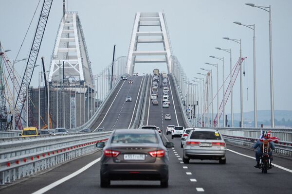 Автомобильное движение по автодорожной части Крымского моста - Sputnik Таджикистан