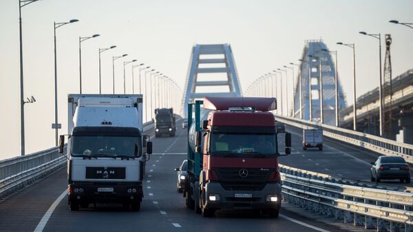 Грузовые машины на Крымском мосту, где были сняты ограничения на движение фур свыше 3,5т - Sputnik Тоҷикистон