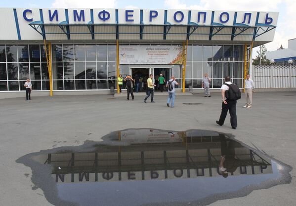 Пассажиры возле входа в здание аэропорта в Симферополе - Sputnik Таджикистан