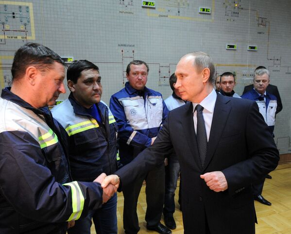 Президент России Владимир Путин во время запуска первой очереди энергомоста в Крым в ходе посещения компании Крымэнерго в Симферополе - Sputnik Таджикистан