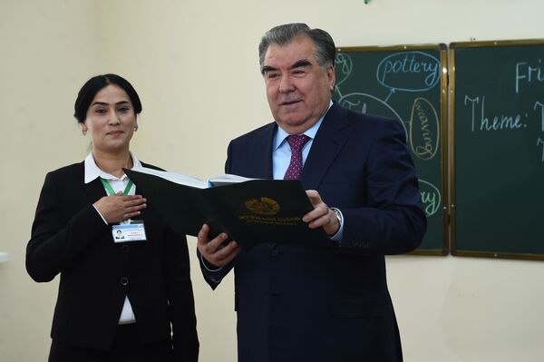 Эмомали Рахмон и Рустам Эмомали подарили детям Душанбе новую школу к Наврузу Эмомали Рахмон и Рустам Эмомали подарили детям Душанбе новую школу к Наврузу - Sputnik Таджикистан