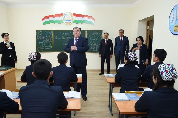 Глава государства проводит беседу с учениками. - Sputnik Таджикистан
