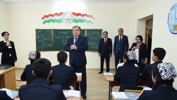 Президент Таджикистана Эмомали Рахмон на открытии в Душанбе новой школы - Sputnik Таджикистан