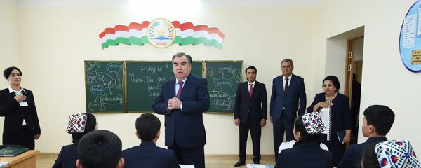 Президент Таджикистана Эмомали Рахмон на открытии в Душанбе новой школы - Sputnik Таджикистан