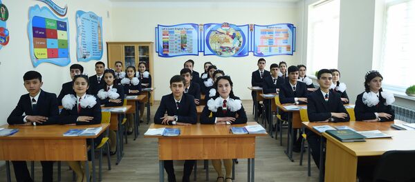 Президент Таджикистана Эмомали Рахмон на открытии в Душанбе новой школы - Sputnik Тоҷикистон