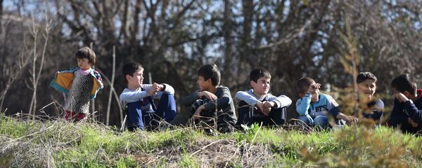 Дети сидят на траве в Душанбе, архивное фото - Sputnik Тоҷикистон