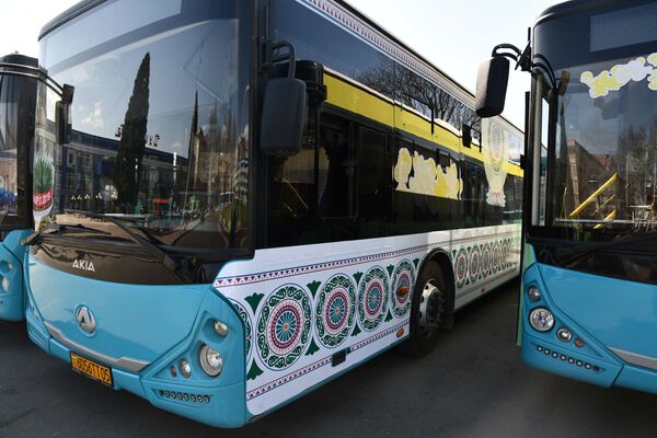 Автобусы в Душанбе, украшенные в преддверии праздника Навруз - Sputnik Таджикистан