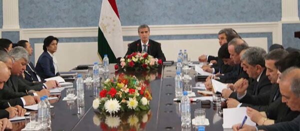 Совместное заседание правительства Согдийской области с представителями фабрик по производство школьных форм - Sputnik Тоҷикистон