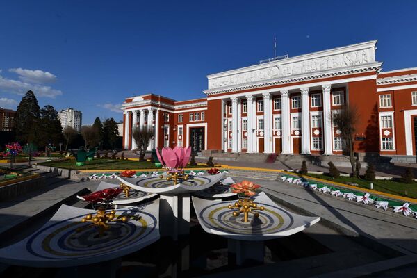 Праздничное оформление на главной площади - Sputnik Таджикистан