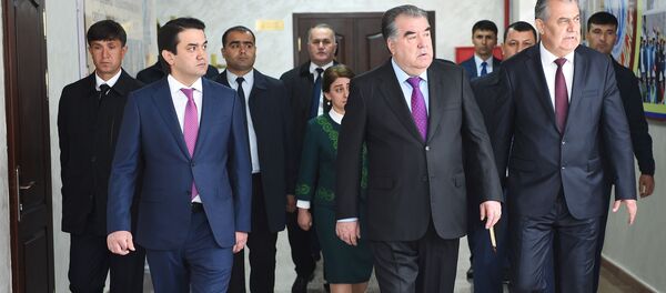 Эмомали Рахмон вместе с Рустамом Эмомали открыли автобусный завод в Душанбе - Sputnik Таджикистан