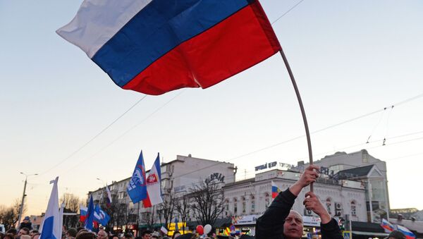 Жители, собравшиеся в центре Симферополя перед началом концерта в честь пятилетия воссоединения Крыма с Россией - Sputnik Таджикистан