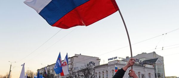 Жители, собравшиеся в центре Симферополя перед началом концерта в честь пятилетия воссоединения Крыма с Россией - Sputnik Таджикистан