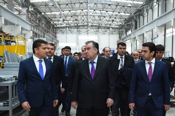 Эмомали Рахмон вместе с Рустамом Эмомали открыли автобусный завод в Душанбе - Sputnik Таджикистан