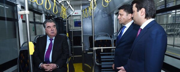 Эмомали Рахмон вместе с Рустамом Эмомали открыли автобусный завод в Душанбе - Sputnik Тоҷикистон