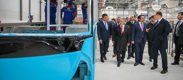 Рустам Минниханов в Душанбе изучил планы по сборке автобусов и опыт по производству кабеля - Sputnik Таджикистан