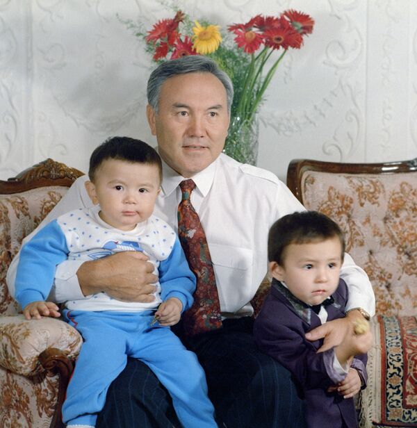 Президент Казахстана Нурсултан Абишевич Назарбаев со своими внуками - Sputnik Таджикистан