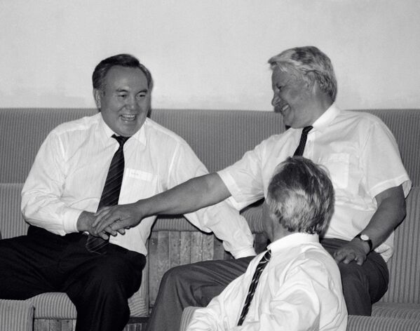 Президент РФ Борис Ельцин (справа) и президент Казахстана Нурсултан Назарбаев - Sputnik Таджикистан