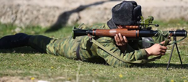 Военнослужащий во время учений - Sputnik Таджикистан