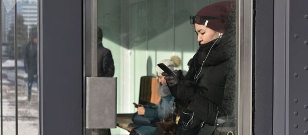 Женщина утром на автобусной остановке - Sputnik Таджикистан