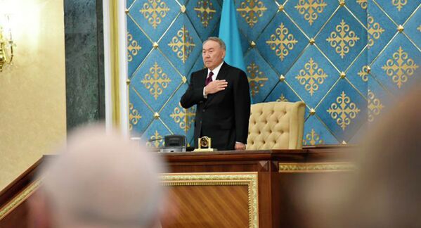 Нурсултан Назарбаев  во время исполнения гимна Казахстана - Sputnik Таджикистан