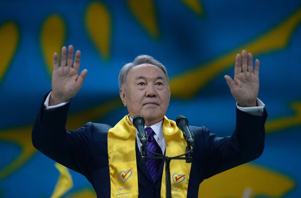 Нурсултан Назарбаев на праздничном концерте в Астане в честь его победы на президентских выборах - Sputnik Таджикистан