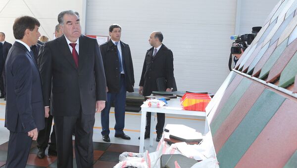 Эмомали Рахмон в городе Нуреке во время сдачи в эксплуатацию нового производственного цеха экспериментально-механического завода по выпуску резиновых плит - Sputnik Таджикистан